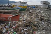 Air pasang bawa sampah plastik