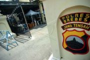 Pintu penjagaan Polres Brebes ditabrak