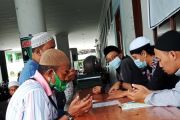 Warga Muslim Jayapura Bayar Zakat Fitrah