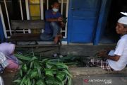 Pengrajin cangkang ketupat pandan 