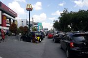 Antrean Panjang Restoran Cepat Saji Pekanbaru