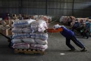 Distribusi paket bantuan sembako