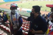 Menteri BUMN Erick Thohir bersama atlet PON Papua