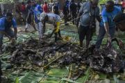 Pesta Bakar Batu Tim Sepak Bola Putri Papua