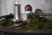 Perakit diorama stasiun kereta api