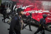 Polisi halau suporter Persis Solo
