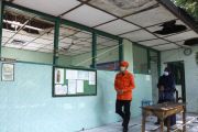 Atap sekolah rusak