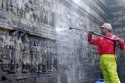 Aksi membersihkan Candi Borobudur