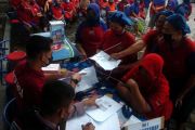 Pemeriksaan kesehatan dan vaksinasi COVID-19 buruh pabrik