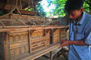 Kerajinan miniatur rumah adat Kudus