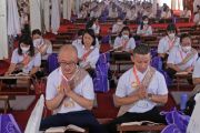 Umat Buddha mengikuti Indonesia Tipitaka Chanting