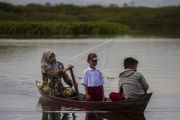 Guru dan murid naik perahu ke sekolah