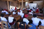 Siswa Mamuju belajar di tenda darurat