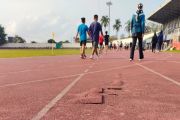 Lintasan lari di Stadion Pahoman Bandarlampung rusak