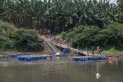 Jembatan darurat sesek bambu rusak