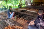 Di sela mengajar, guru perbatasan menjaga anyaman bidai tetap hidup