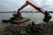 Pengerukan Waduk Tunggu Pampang di Makassar