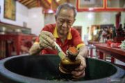 Tradisi bersih patung dewa jalang perayaan imlek