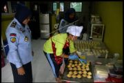 Produksi roti di Lapas Perempuan Kelas IIA Gowa