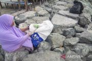 Aksi IRT Pungut Sampah di Pantai Talise Palu 