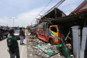Truk Tabrak Rumah