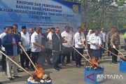 FOTO - Kementerian Perdagangan RI musnahkan barang bekas impor