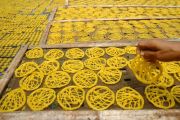 Produksi kerupuk mi