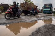 Jalan rusak di jalur Semarang-Purwodadi