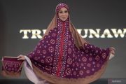 Fashion Show Koleksi Tria Gunawan