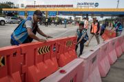 Persiapan pemberlakuan satu arah di Gerbang Tol Kalikangkung