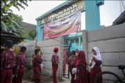 Gerbang sekolah ditutup tembok beton