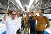 Presiden menaiki LRT Jabodetabek