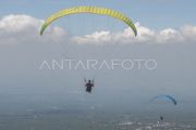 Wisata paralayang di lereng Gunung Merbabu