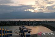 Pantai Kampoeng Nelayan Palu menjadi tempat bersantai para remaja di sore hari