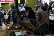 Nobar debat kandidat Pilpres 2024 di warung kopi