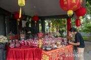Persiapan sembahyang Imlek di Palu