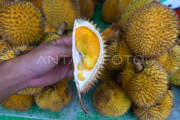 Penjualan buah empakan khas Kapuas Hulu