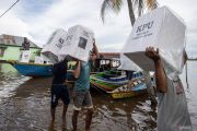 Distribusi logistik Pemilu ke daerah perairan sungai Musi