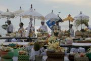 Upacara Melasti di Pantai Loang Baloq Mataram