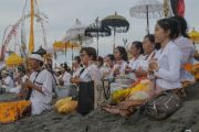 Upacara Melasti di Pantai Loang Baloq Mataram