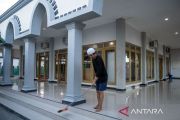 Bersih-bersih masjid sambut Ramadhan di Palu