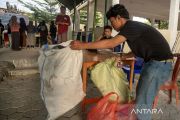 Tukar sampah plastik dengan takjil