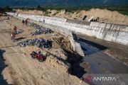 Pembangunan tanggul sungai di bekas likuifaksi Sigi