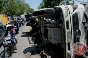 Truk terguling setelah menabrak separator "flyover" Pesing Jakbar