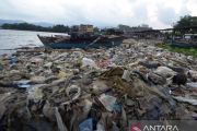 Sampah plastik cemari pantai Bandarlampung