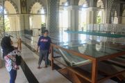 Alquran raksasa di Masjid Raya Makassar
