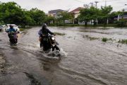 Air kanal Borong meluap hingga menggenangi ruas jalan