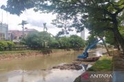 Antisipasi banjir, Pemkot Jakbar keruk 11 kali&nbsp;