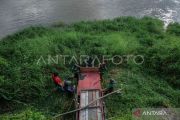 Warga berupaya menangkap buaya di sungai Ranoyapo Amurang