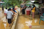 Bersihkan sedimen banjir Kendari